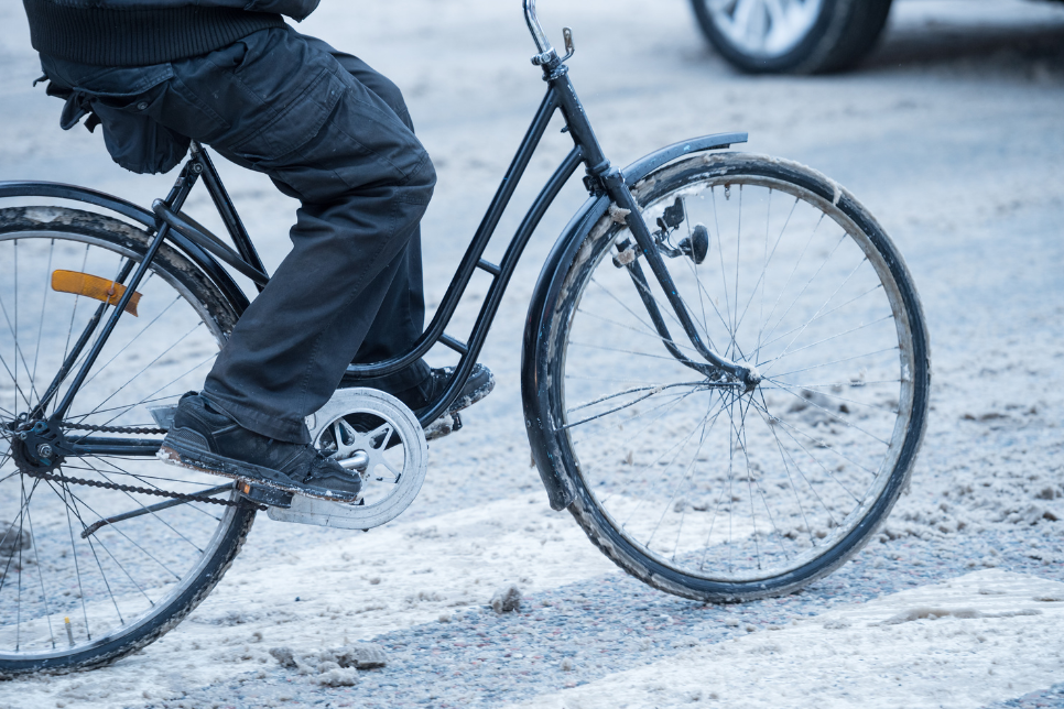 Zimowa jazda na rowerze w mieście